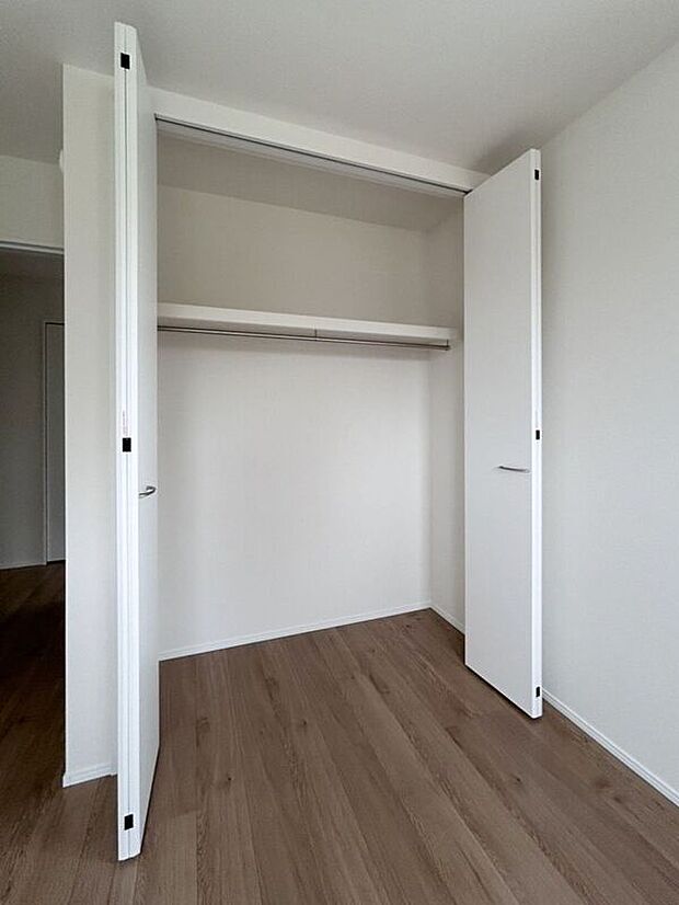 【収納】☆クローゼット(5.2帖洋室)☆棚がついているのでスペースを無駄にすることなくたっぷり収納いただけます♪