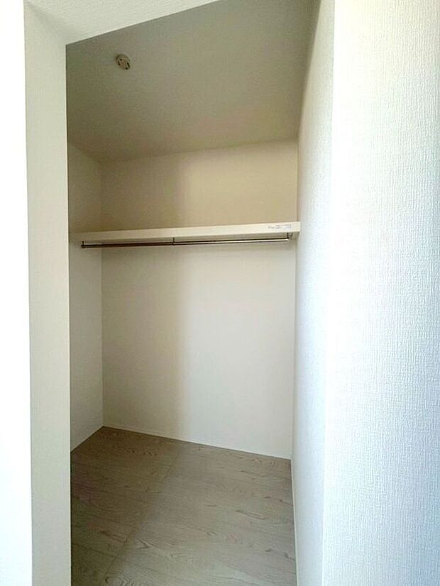 【収納】☆WIC(6.0帖洋室)☆たっぷり収納いただけるので、毎日のコーディネートが楽しくなります♪