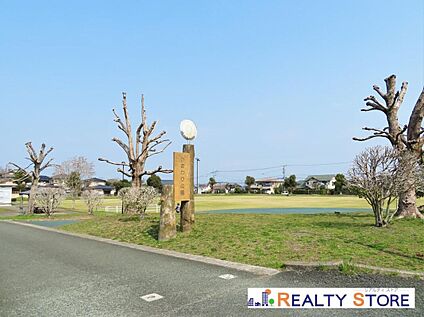 ひまわり公園 700m