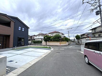 前面道路含む外観