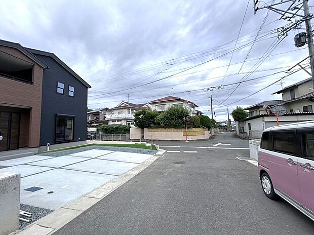 【前面道路含む外観】☆1号棟側・前面道路☆