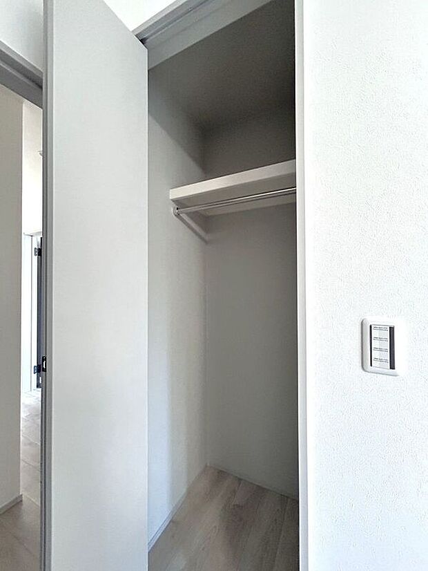 【収納】☆クローゼット（6.5帖洋室）☆棚がついているのでスペースを無駄にすることなくたっぷり収納いただけます♪