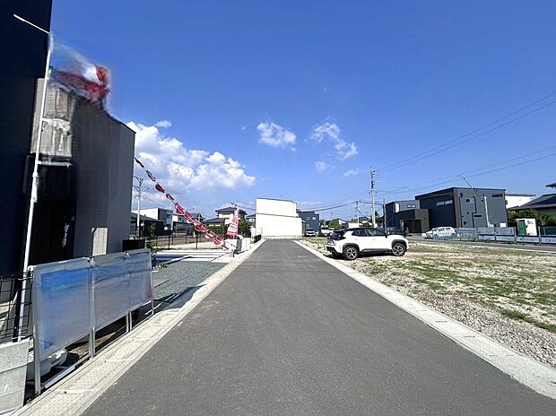 【前面道路含む外観】☆前面道路☆