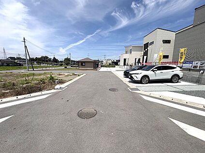 前面道路含む外観