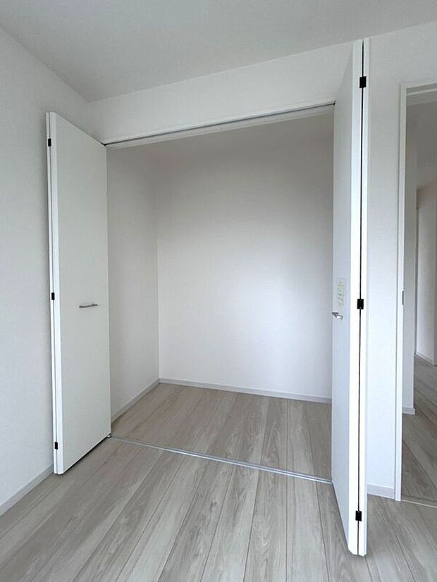 【収納】☆クローゼット(6帖洋室)☆容量大きめなので、お部屋がすっきり片付きます♪