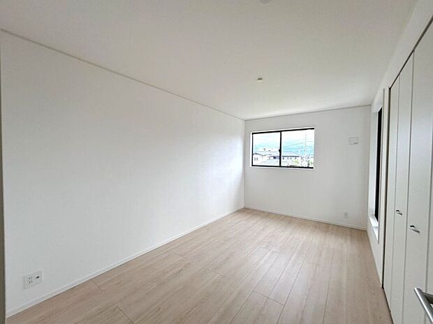 【寝室】☆7.5帖洋室☆主寝室にもおすすめのゆとりある広さ♪落ち着いて過ごせる空間です♪