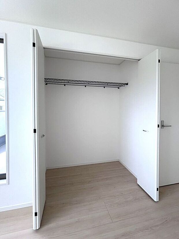 【収納】☆クローゼット(7.5帖洋室)☆容量大きめなので、お部屋がすっきり片付きます♪