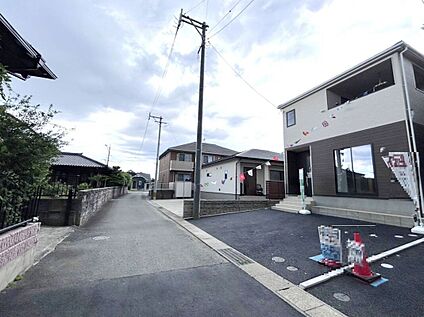 前面道路含む外観