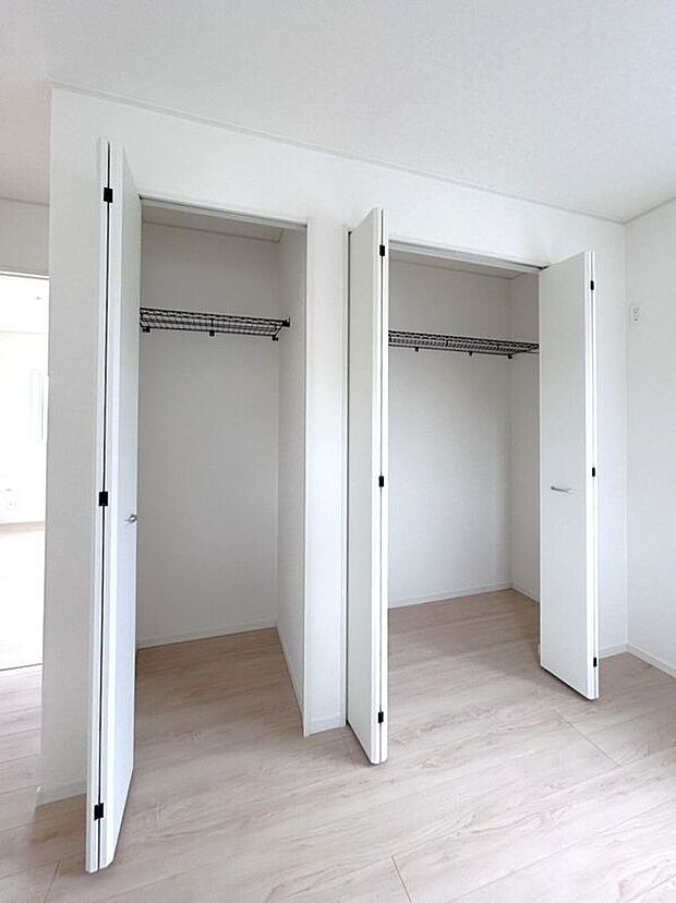 【収納】☆クローゼット(6.5帖洋室)☆2つに分かれているのでお洋服とお荷物を分けて収納できます♪