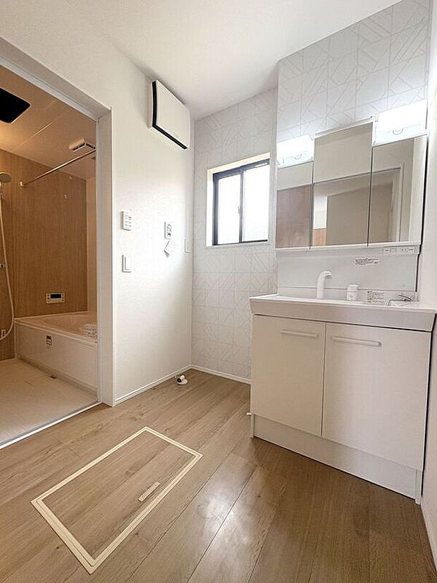 【洗面】☆洗面脱衣室☆ゆとりのある広さの洗面脱衣室♪洗面台は使い勝手の良い三面鏡仕様♪鏡裏にも収納スペースしっかり完備♪