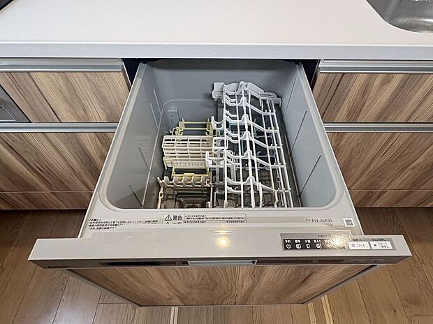 【その他設備】☆食器洗浄乾燥機☆日々の家事タイムを助ける強い味方♪機能性だけでなくお洒落なデザインも魅力です♪食事後の時間をお子様や旦那様とのゆとり時間に♪