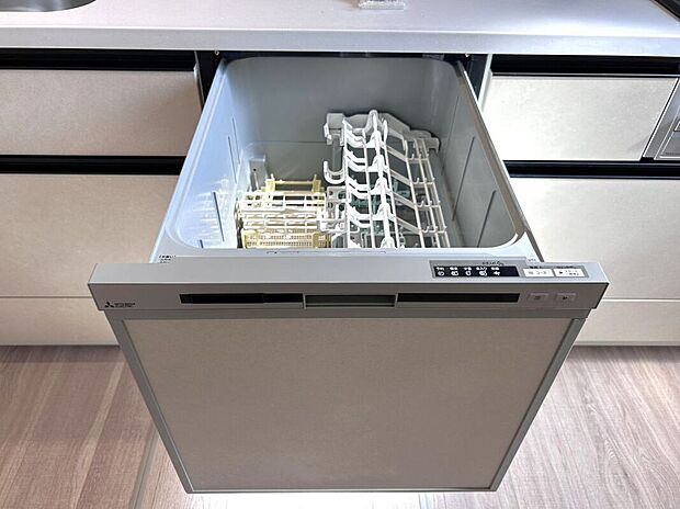 【その他設備】☆食器洗浄乾燥機☆日々の家事タイムを助ける強い味方♪機能性だけでなくお洒落なデザインも魅力です♪食事後の時間をお子様や旦那様とのゆとり時間に♪