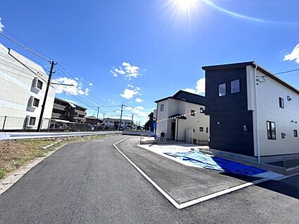 前面道路含む外観