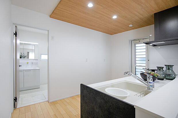 【1号地(キッチン)】キッチンから洗面へのらくらく導線♪日々の家事の効率が変わります!!//１号地