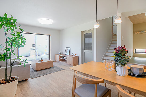 【ダイニング】家族の集うリビングだから、陽あたり風通しはイイ方が良い。ゆとりのあるLDKが爽やかな光に包まれます。/3号地