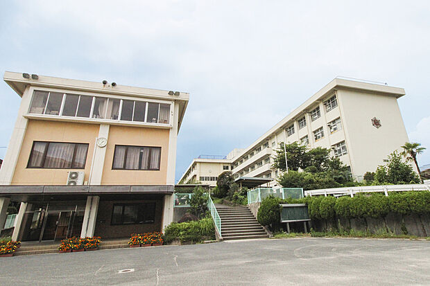 旭東中学校(約1,900m)