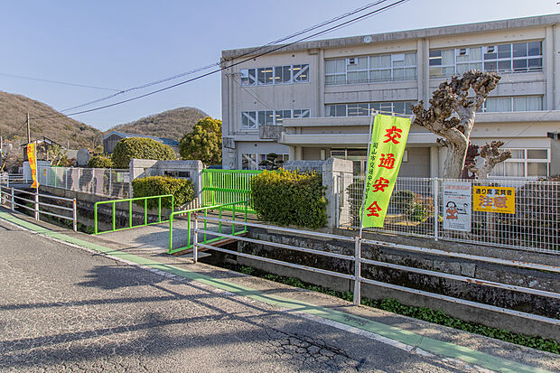 鯉山小学校(約350m)