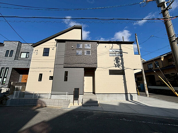 【外観 ｜ 1号棟】　3LDK＋3WIC＋納戸＋カースペース2台（軽自動車1台）