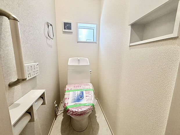 1階トイレ　【1階トイレ ｜ 1号棟】 ウォシュレット付トイレを各フロアに設置！