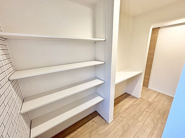 【【パントリー ｜ (2)号棟】】パントリー（可動棚4段付）食品庫としてはもちろん防災グッズなどの収納も便利