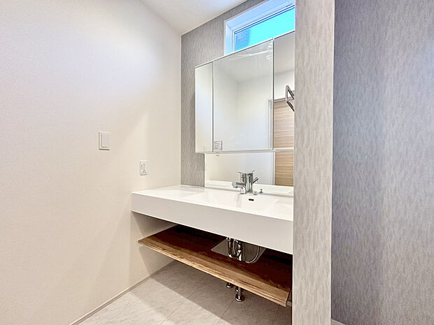 【【洗面台 ｜ (2)号棟】】 三面鏡付きの洗面化粧台です。シンプルなデザインとお手入れのしやすさ◎