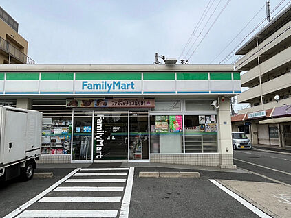 ファミリーマート長岡京久貝店 550m
