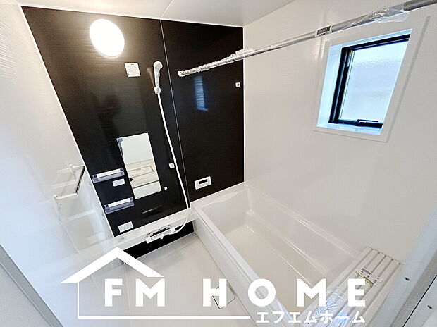 【■現地浴室写真・3号棟■】ゆったり入れる浴槽や、一坪サイズのゆとりの空間をご用意しました。明るいトーンの色調は、シンプルで衛生的な空間を演出。