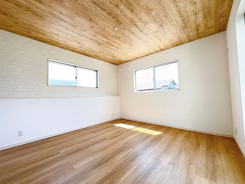 天井と床の統一感が居室全体の中にアクセントクロスが光ります