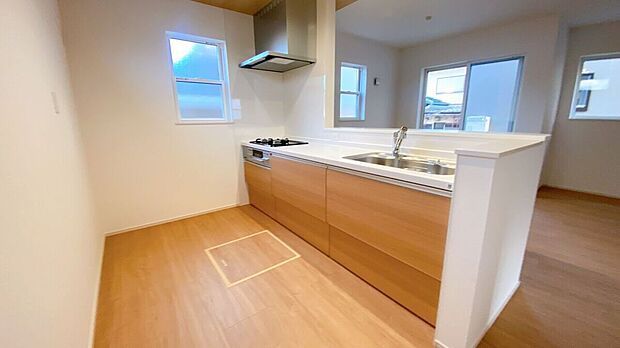 カウンターキッチンなので、お料理をしながらリビングを見渡すことができます◎（1号棟）