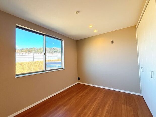 日当り良好の洋室！
明るい空間となっております。