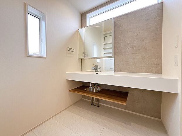 洗面所にも窓があり、明るい空間となっております。