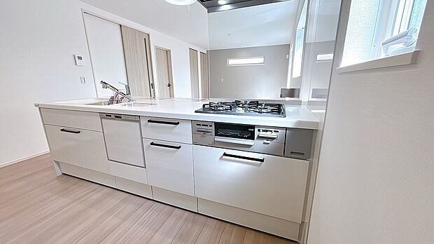 カウンターキッチンなので、お料理をしながらリビングを見渡すことができます◎（同社施工事例）