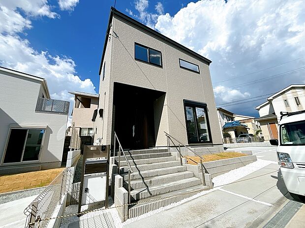 【外観】周辺に高い建物がなく日当たり良好な立地です。(2号棟)