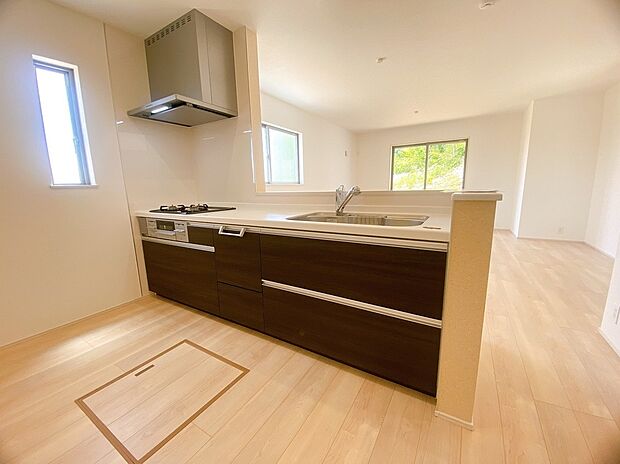 【キッチン】大きなシンクと調理台で、キッチンでの作業がはかどります♪
(同社施工事例)