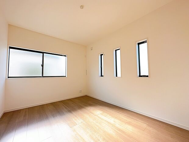 【洋室】大きな窓から朝日が差し込み、目覚めのよい1日が迎えられそうです◎
(同社施工事例)