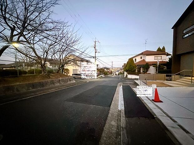 【外観】広々とした前道で車の出し入れもスムーズにできます。
