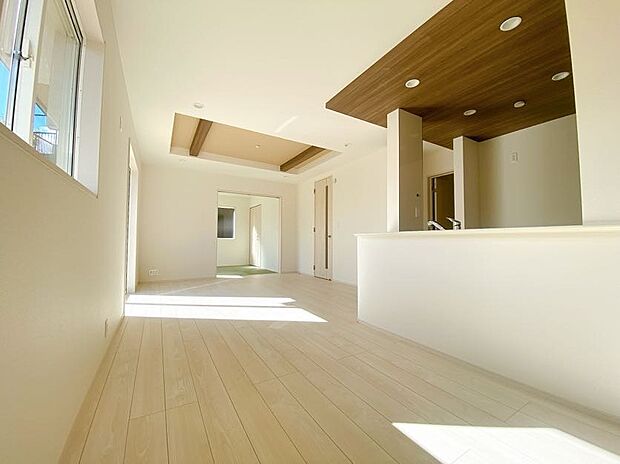 【LDK】開放感のある広いLDK!
家具やインテリアの配置も楽しめます。(同社施工事例)