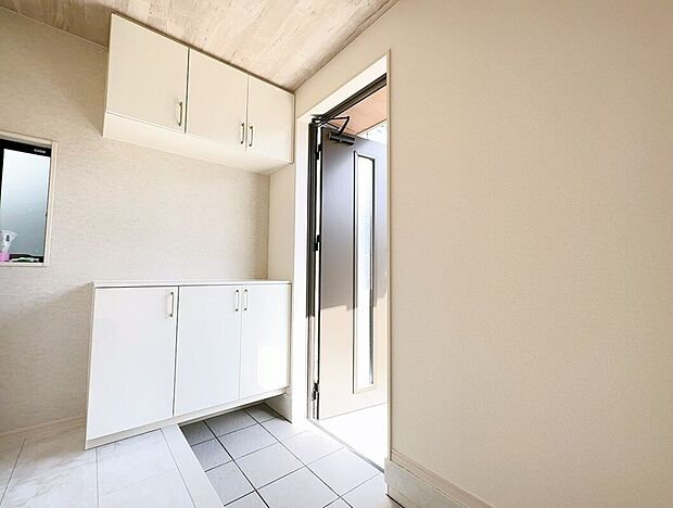 【玄関】光が差す明るい玄関です。（同社施工事例）