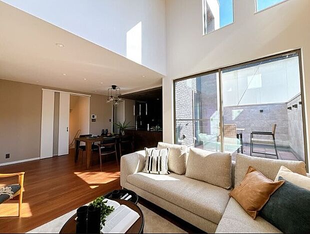 【リビング】家具を配置しても広さを感じられる、ゆとりのあるLDKです。