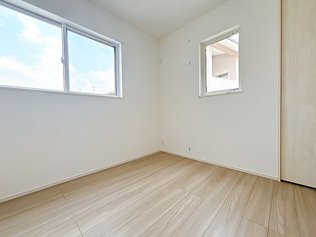 【洋室】光をたっぷり取り込める窓があり明るい室内です◎