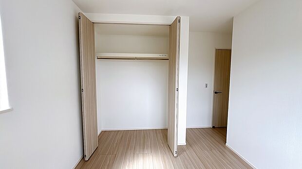 【クローゼット】天井高サイズのクローゼットなのでお洋服がたくさん収納できます！（同社施工事例）