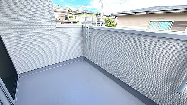 【バルコニー】バルコニーは日当たり良好で、洗濯物もよく乾きます◎	（同社施工事例）