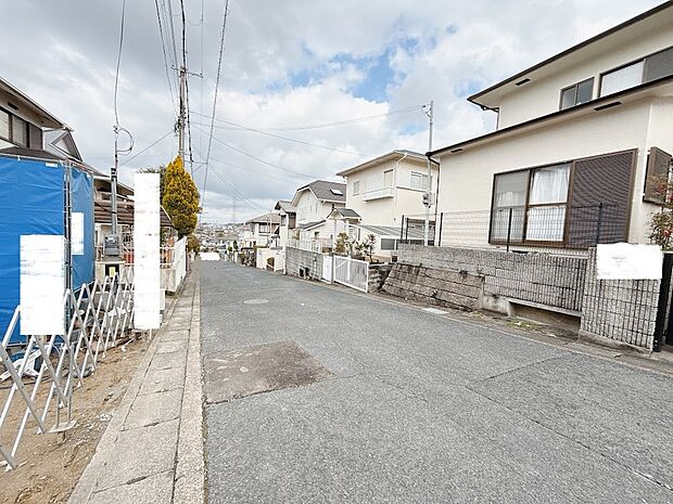 【前面道路】広々とした前道で車の出し入れもスムーズにできます。