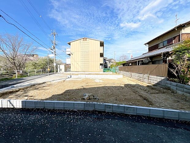 【外観】付近には緑や山など多く、豊かな自然の風景を望んでいただけます◎