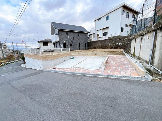 【現地写真】スーパーやコンビニなど生活利便施設が充実した立地です。