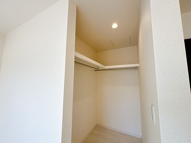 【ウォークインクローゼット】ウォークインクローゼット(同社施工例)