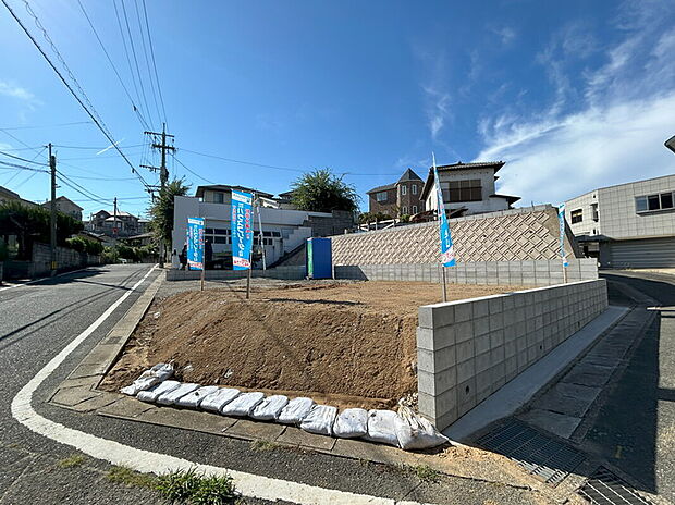 【【2号地・現地写真】】南・東側が開けているため開放感があります!通風・採光や生活動線を考慮した設計・建築が可能です。