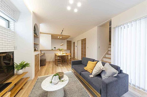 【【当社施工例】】ゆったりと寛げる広々LDK。
リビング階段で家族コミュニケーションもバッチリ☆