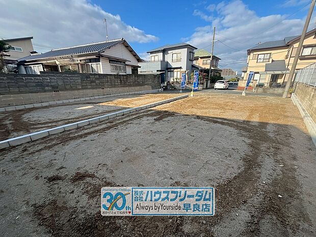 【【現地写真】】徒歩5分の距離にスーパーや書店が揃っています!ドラッグストアも徒歩11分と、日常の買出しに役立つ距離です♪