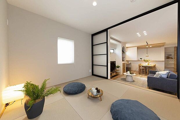 【【当社施工例】】リビング横の和室は客間として、 お子さんの遊びやお昼寝にと、なにかと重宝しますね◎